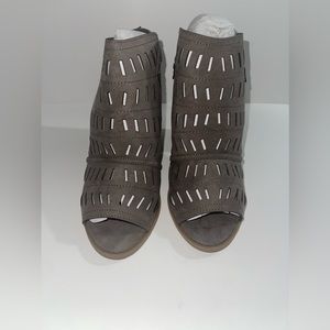 Christian Siriano Winter Hiver Peep Toe Sandals
Women's